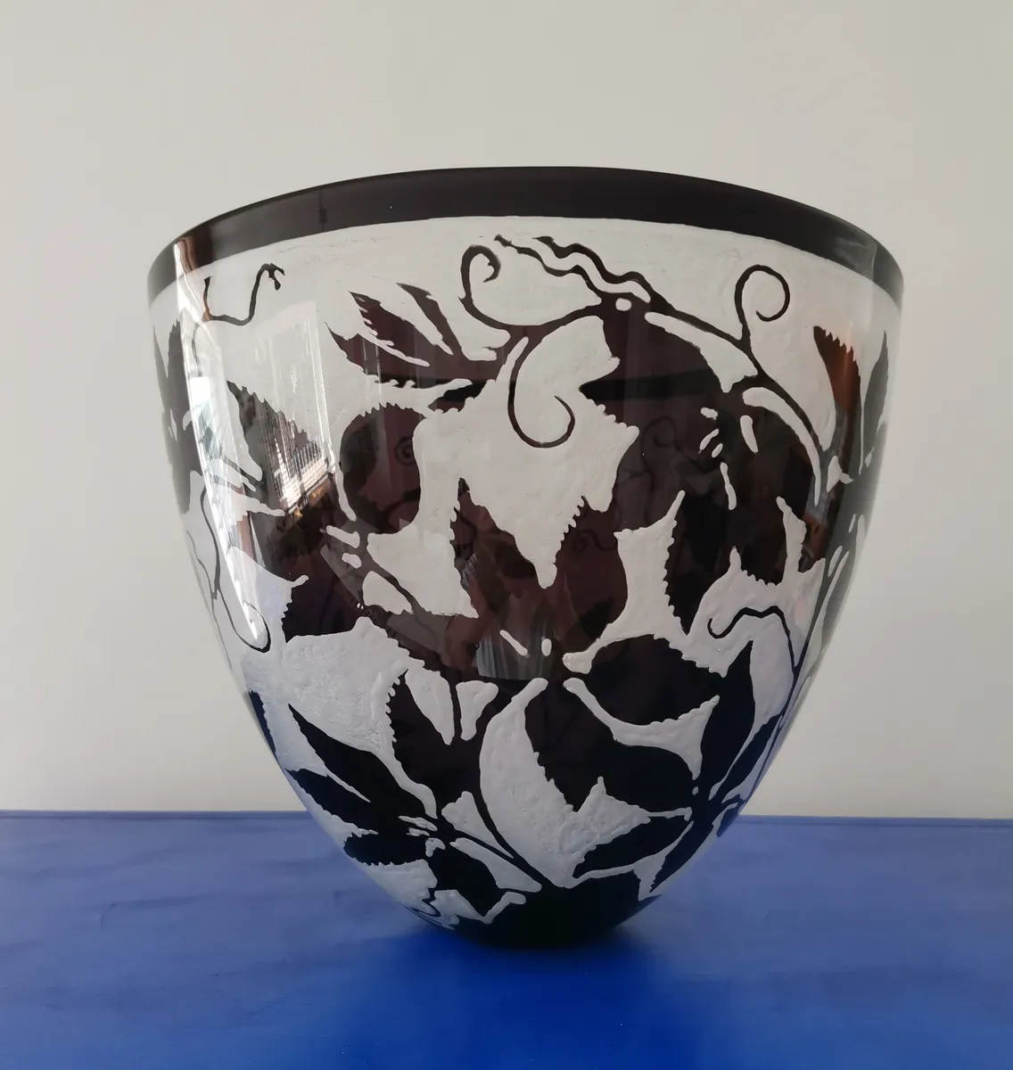 Glas med gravyr i underfång