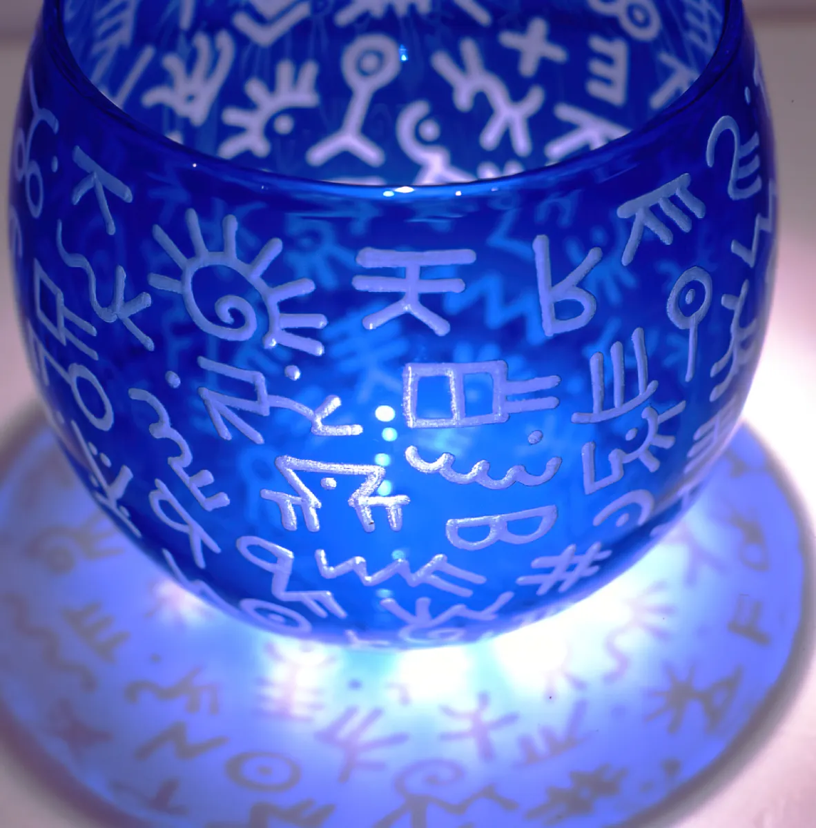 Teckenskål med gravyr